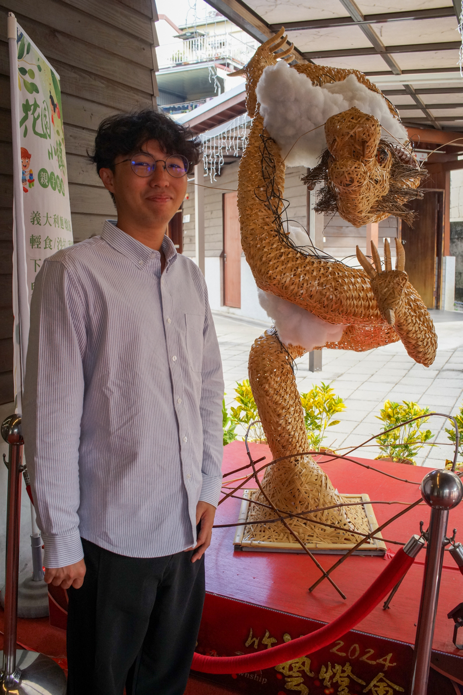 Liu Yao-cheng devant le dragon en bambou qu’il a réalisé (photo © Sasa)