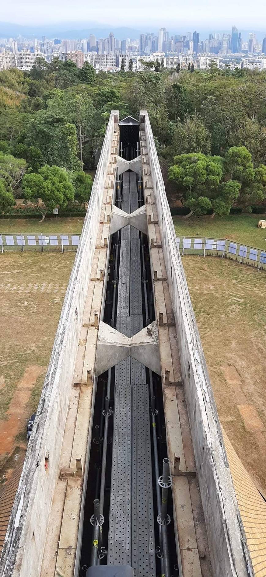 Les parois incurvées se rejoignent au niveau de la crête, sur une très petite surface.