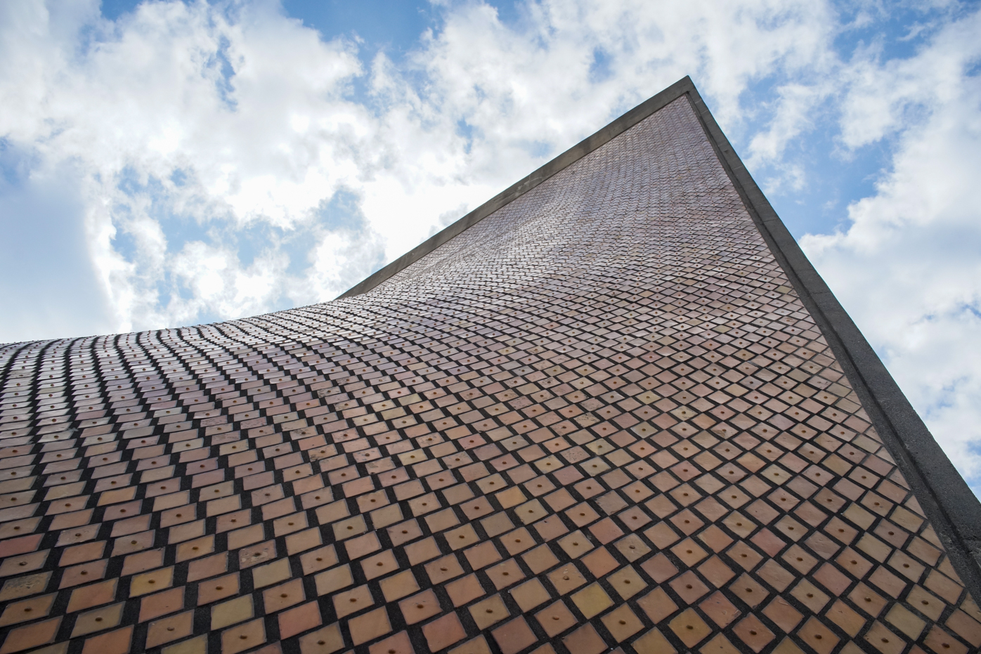 Les parois sont constituées de carreaux en forme de losanges, jointes par du mortier.