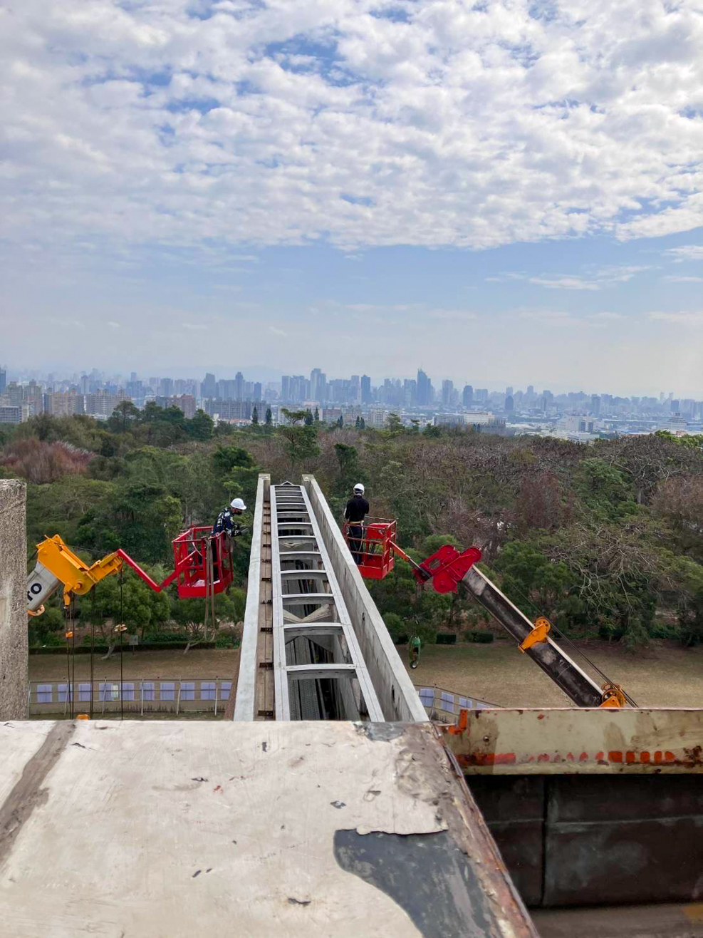Lors de la visite, les participants ont pu, exceptionnellement, admirer la vue sur Taichung, du haut du toit de la Chapelle Luce