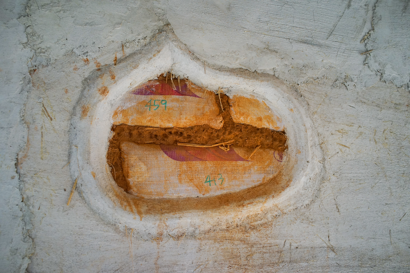 Une lucarne dans le mur permet de voir qu’il est construit en sacs de terre (photo : Sasa)