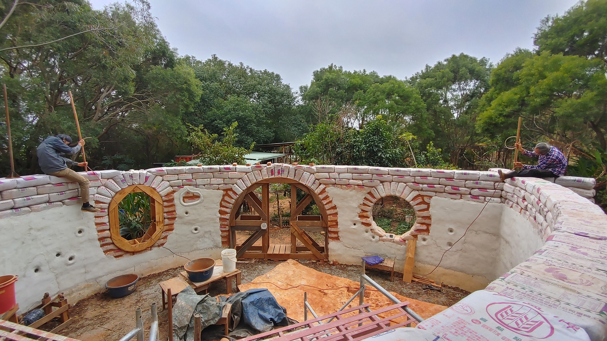 La maison goutte est construite selon la technique des sacs de terre (photo : 自然心地)