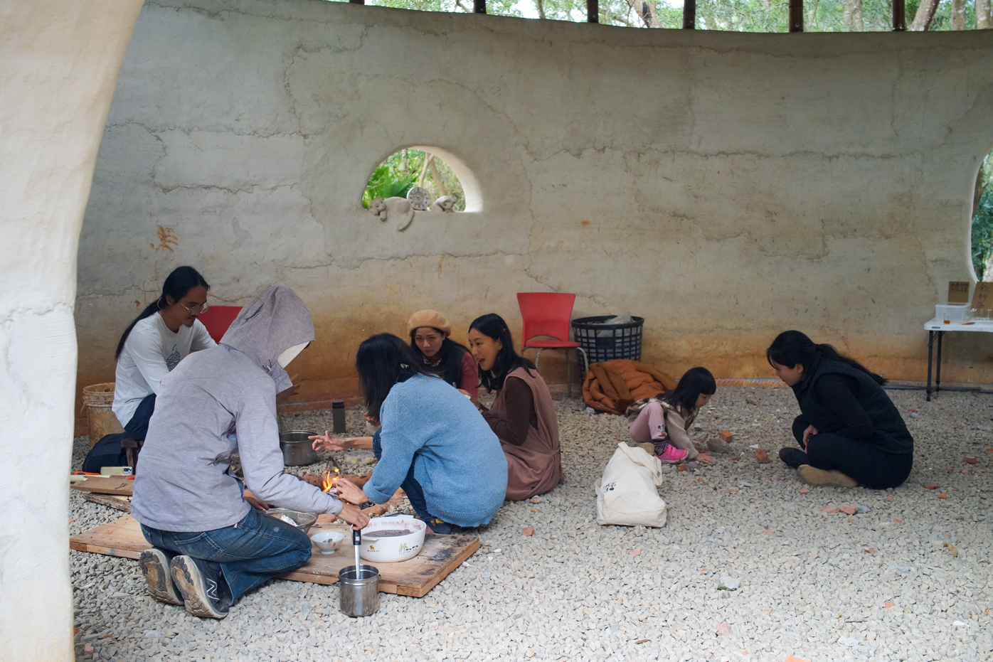 Même s’il reste encore à enduire les murs de chaux et à faire le sol en terre battue, la maison goutte a déjà commencé à vivre ! (photo : Sasa)