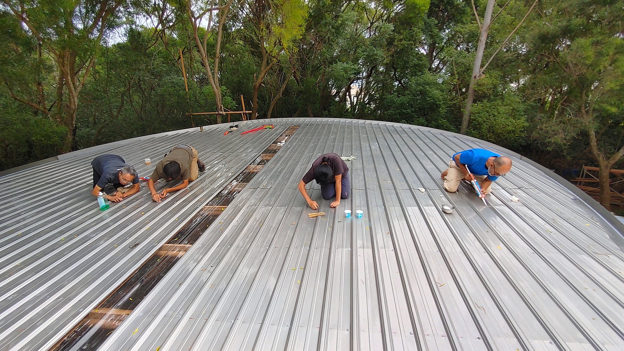 Le toit est recouvert d’inox, qui ne rouille pas et permet de récupérer l’eau de pluie (photo : 自然心地)