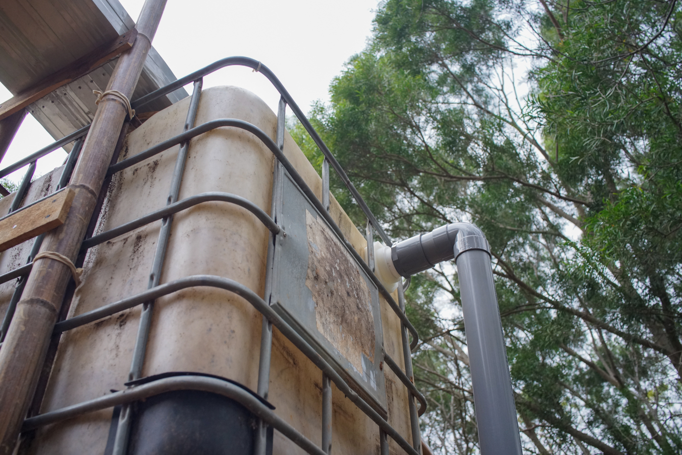 Il s’agit d’une cuve de sédimentation, avant que l’eau ne coule par un tuyau relié du haut du bac, vers d’autres cuves, pour la récupération de l’eau propre