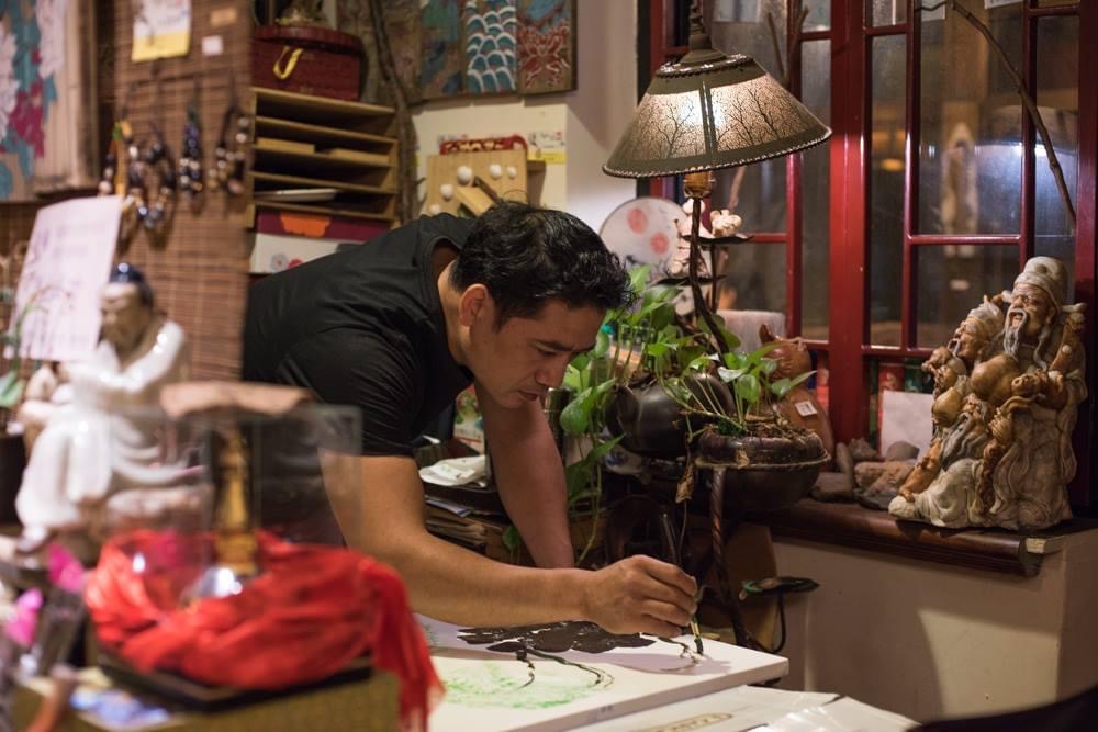 M. Huang est aussi artiste et on peut le voir peindre dans sa maison de thé ! (photo : Sasa)