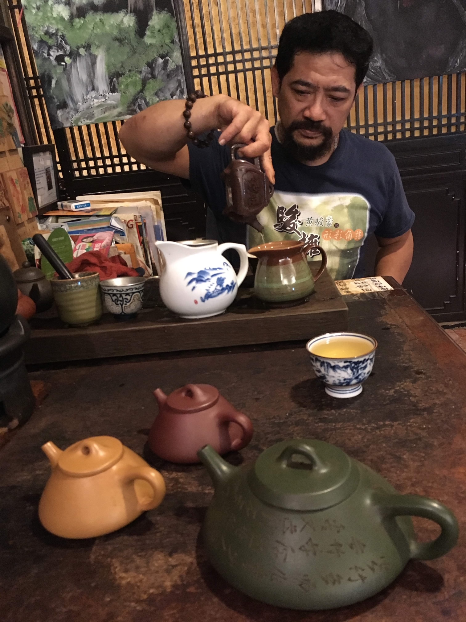 M. Huang Jun-hao en train d'infuser le thé dans sa maison de thé Ruyi (photo : Sasa)