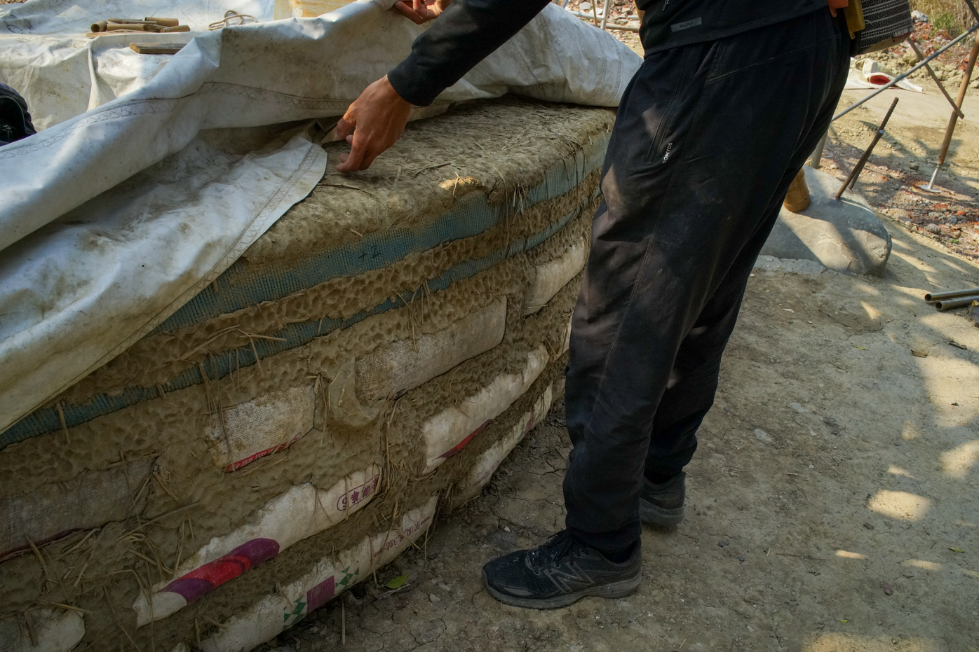 Banc en sacs de terre pendant le chantier (photo : Sasa)