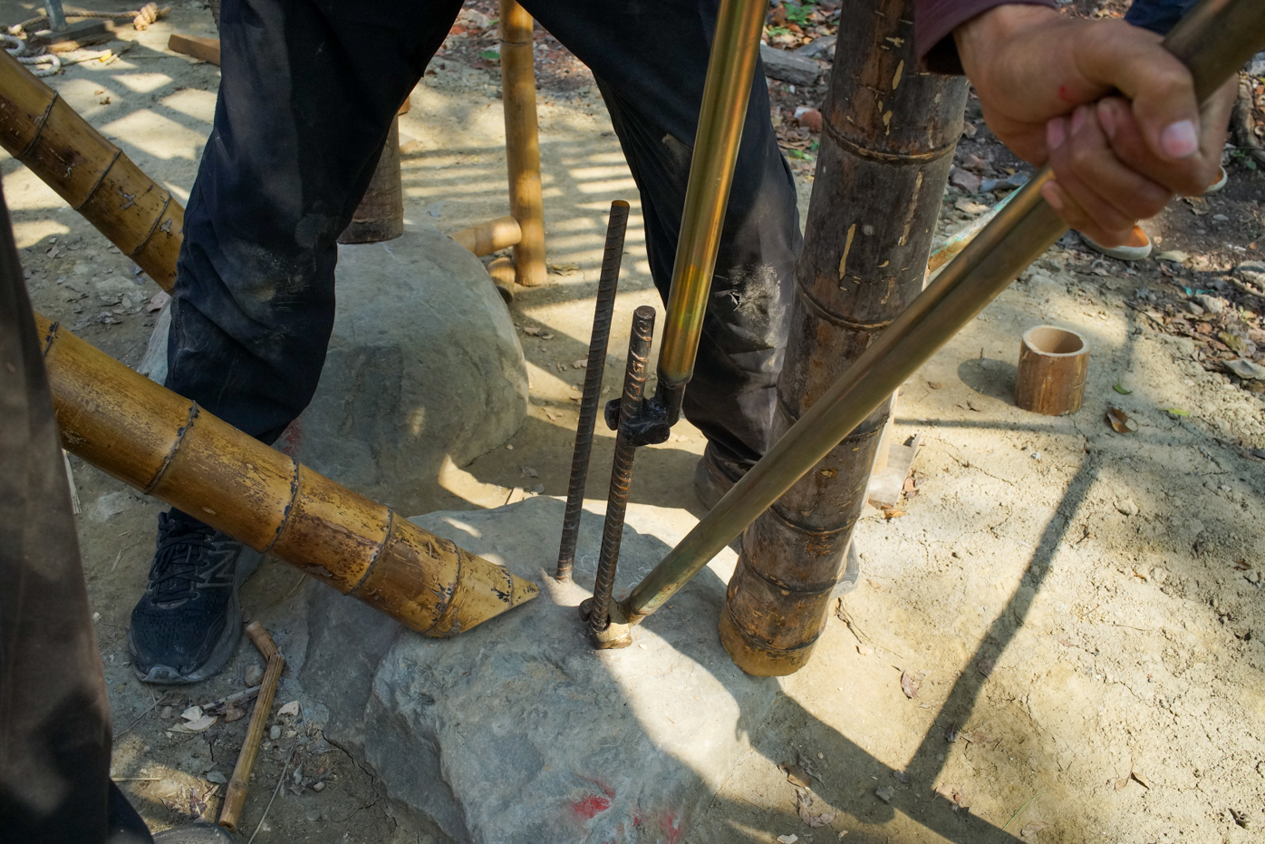 Fixation des bambous sur les pierres (photo : Sasa)
