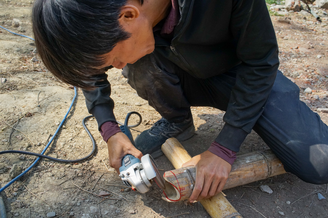 A-yao en train de découper une bouche de poisson (photo : Sasa)