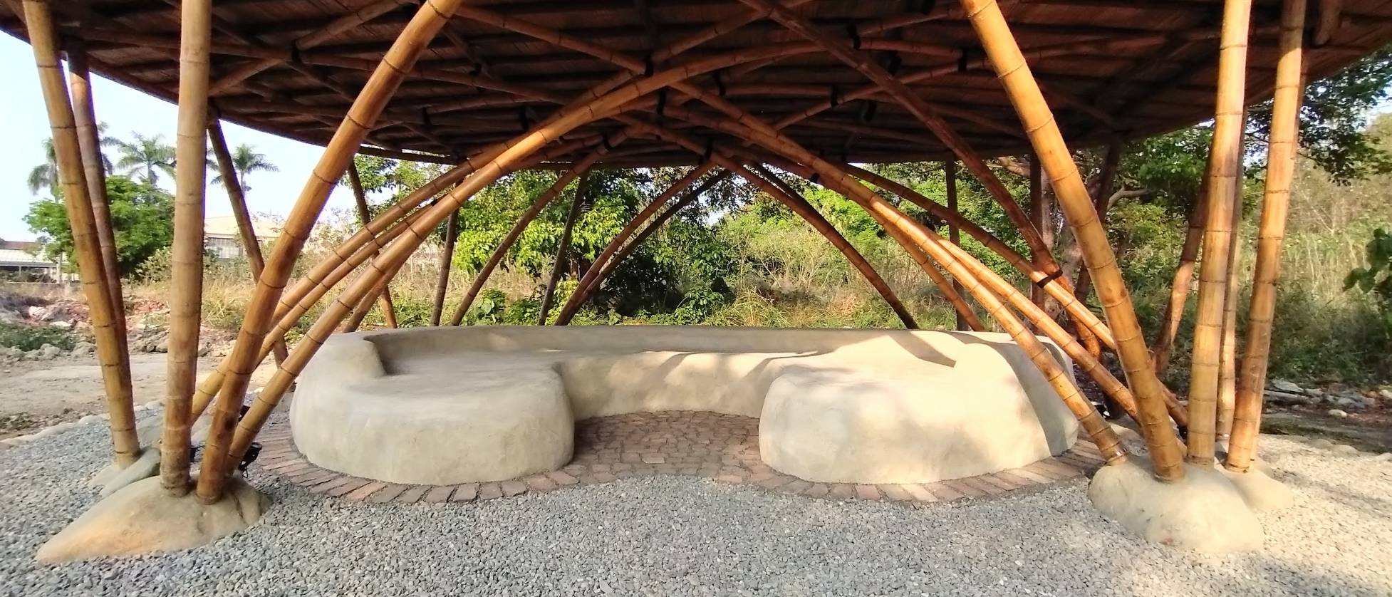 Iris et A-Yao ont souhaité offrir un banc en terre à ce pavillon en bambou, afin que les visiteurs puissent prendre la mesure d'une construction en matériaux naturels dans son ensemble, avec plusieurs matériaux différents (photo : 自然心地)