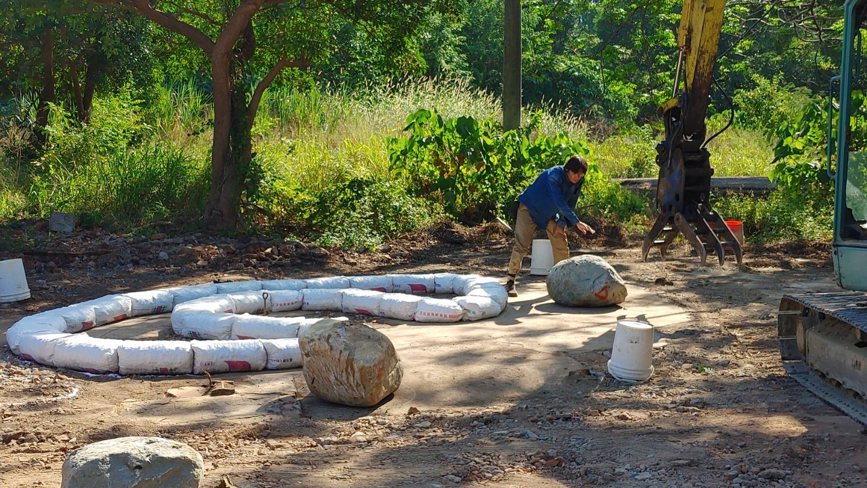 Construction du banc en sacs de terre photo : (自然心地)