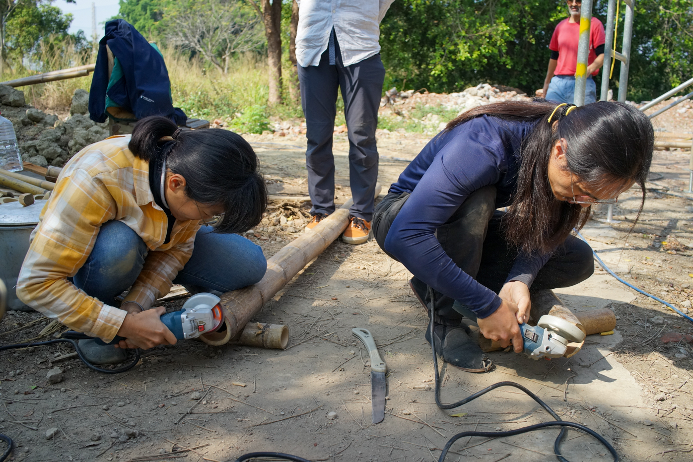 Zhu-jun et Xiao Kang étaient partenaires d'Iris et A-Yao depuis le départ pour ce projet. Sur cette photo, ils coupent les bambous en forme de bouche de poisson (photo : Sasa)