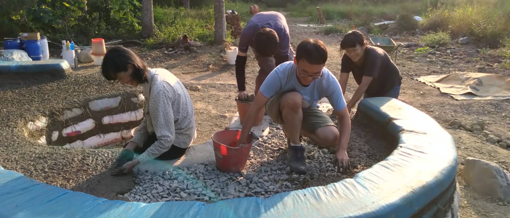 Les volontaires ont aussi participé à la construction du banc en terre (photo : Sasa)