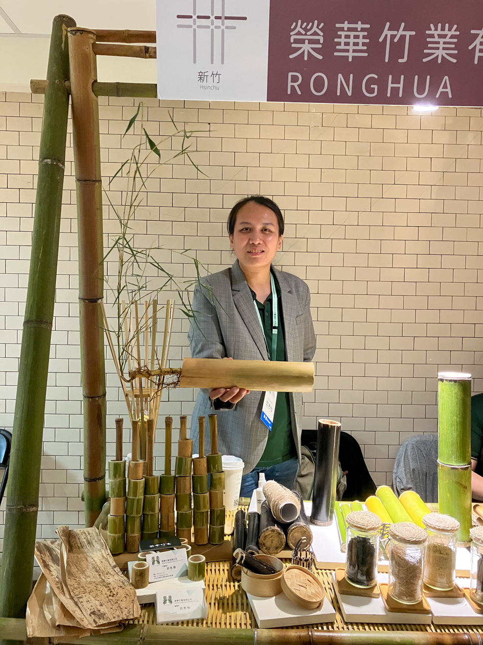 Des Atayals de Taoyuan, présentaient au Congrès Mondial du Bambou, leurs plantations de Bambou Makino (photo : Sasa)