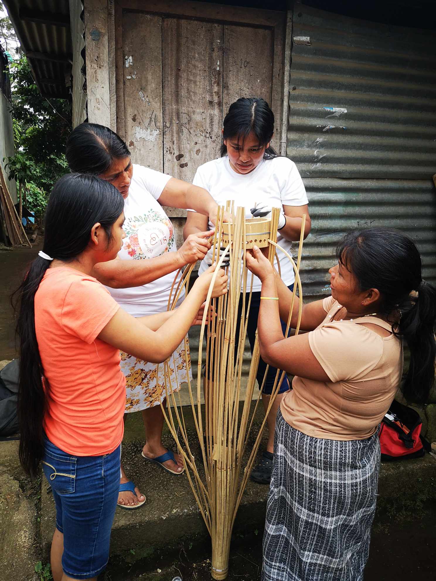 Fabrication de lampes (© Eli de la Roca et Laurence Tremblay)