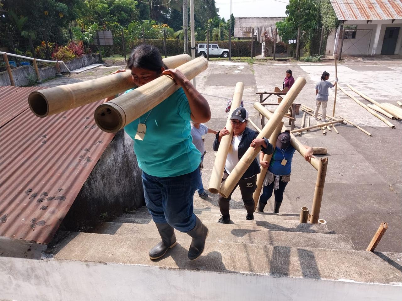 Le bambou est un matériau léger qui peut facilement être manié par les femmes (© Eli de la Roca et Laurence Tremblay)