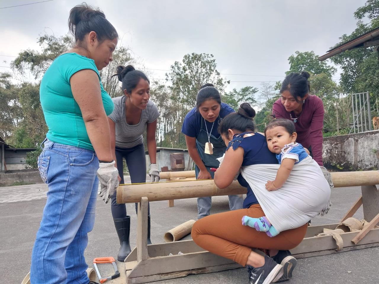 Les femmes viennent aux ateliers avec leurs enfants (© Eli de la Roca et Laurence Tremblay)