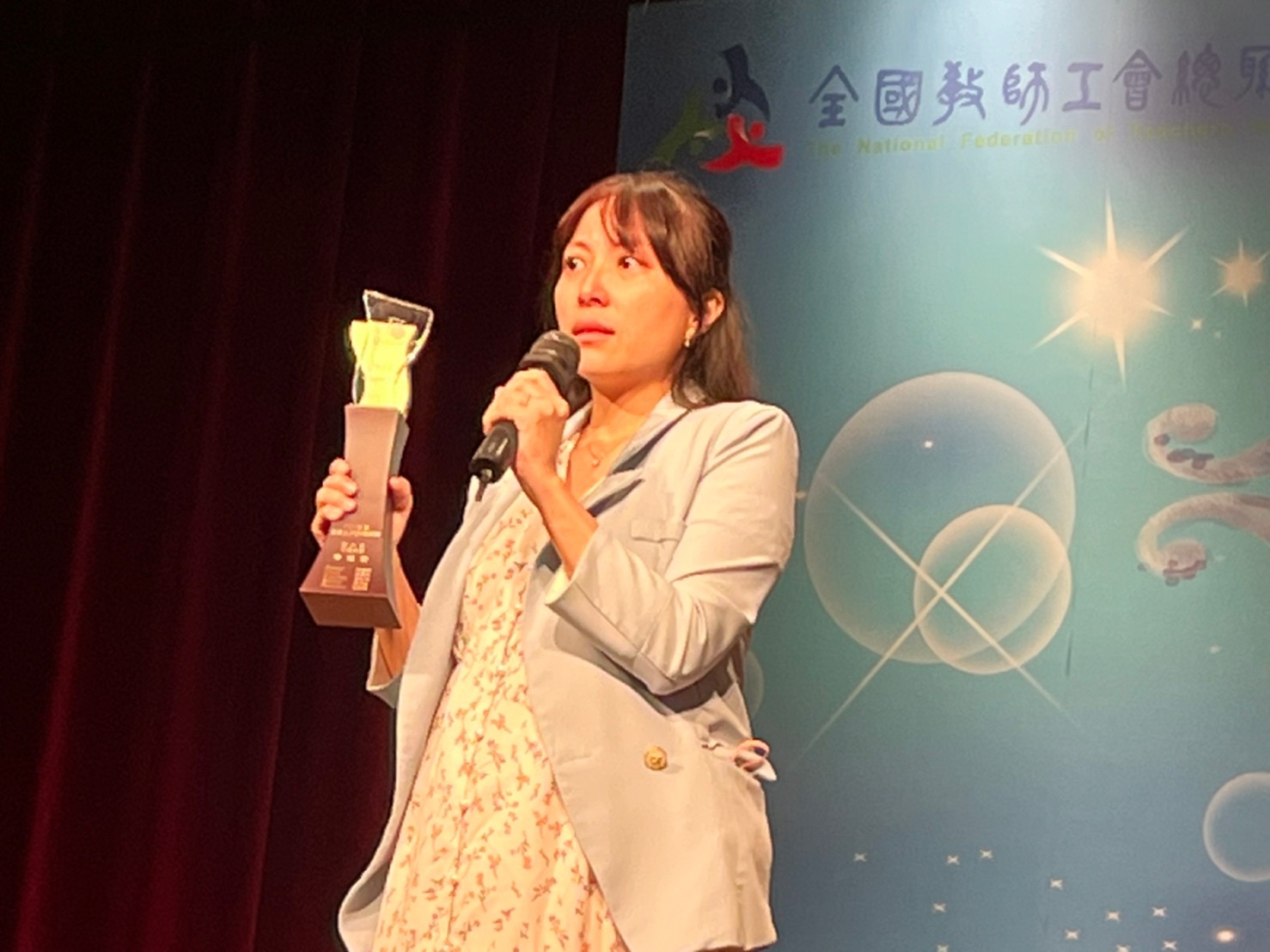 Sally reçoit le premier prix national SUPER Prof, pour son travail de promotion de l'enseignement bilingue (photo : aimable crédit)