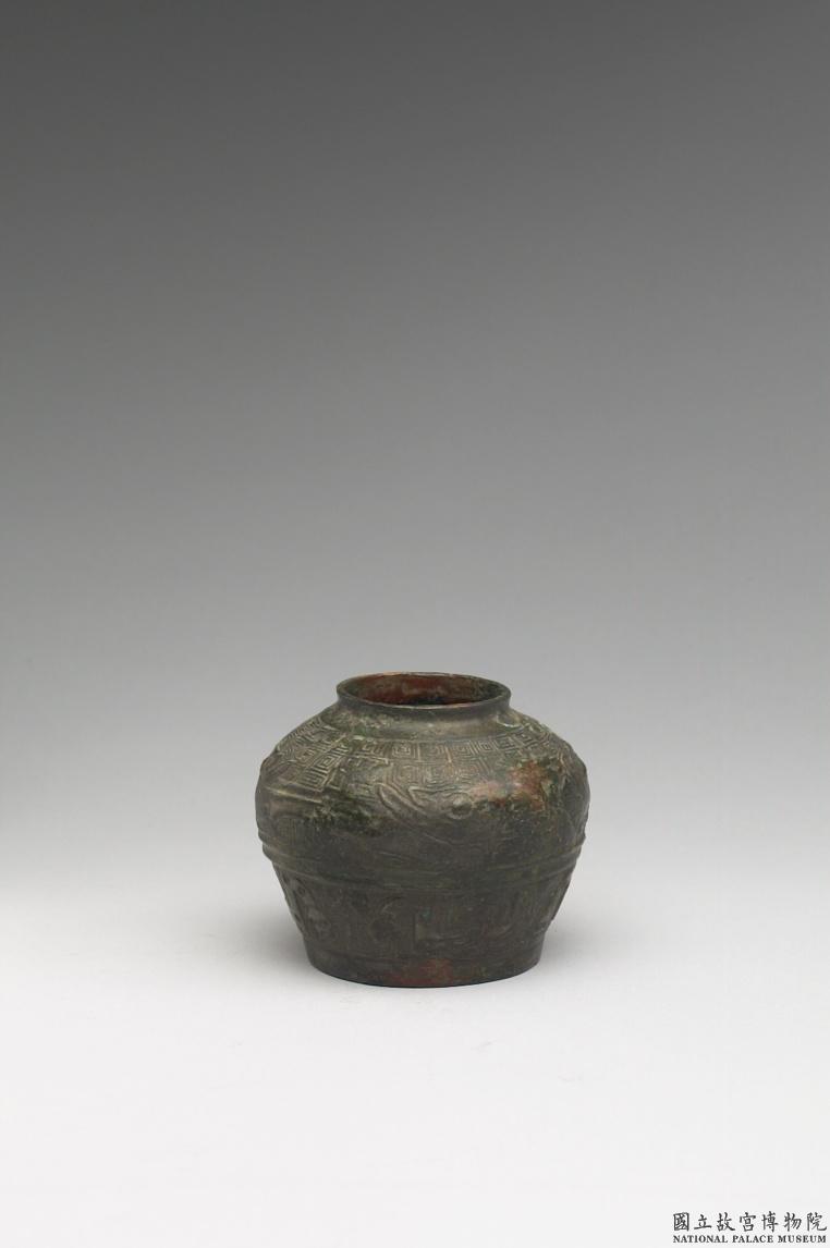 Image 5: Vase à vin “lei” avec motif de serpent (source MNP)