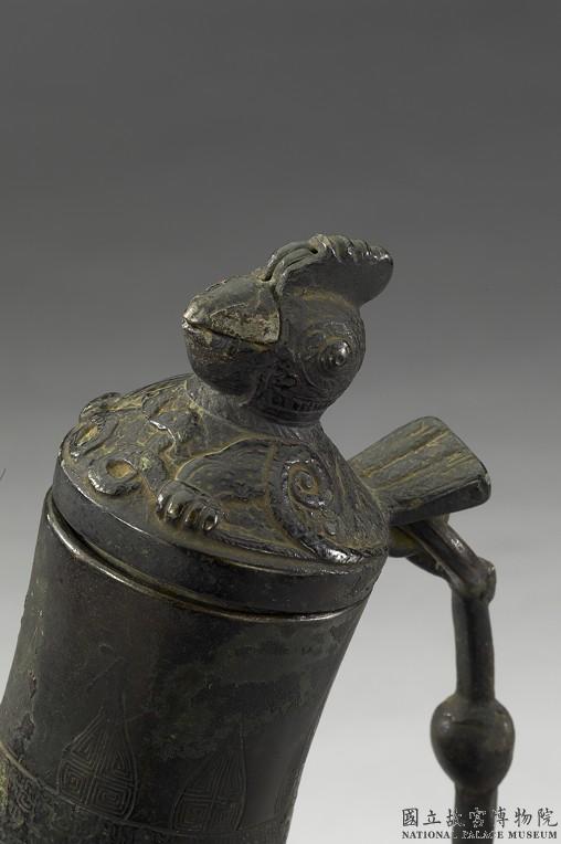 Image 6-2: Jarre “hu” en forme de gourde avec un motif de serpents entrelacés, détail (source MNP)