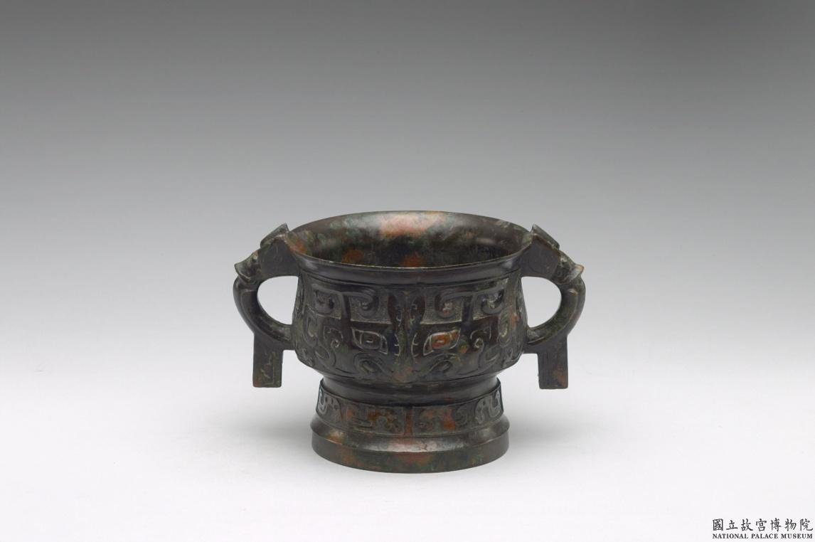 Image 2: Récipient Gui orné d'un motif de masque animalier (source MNP)