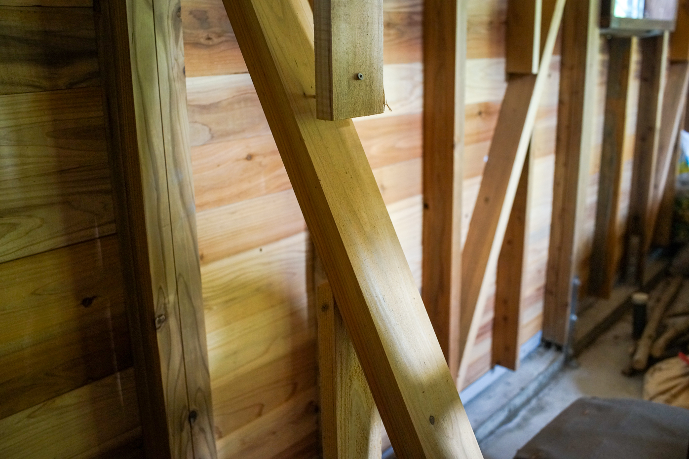 Espaces laissés vides pour le futur remplissage des murs selon la technique de la terre allégée (photo : Sasa)