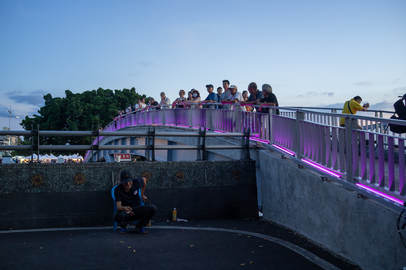 Le public profite de la brise du soir sur le pont, tout en regardant le spectacle de la troupe de M. Chang (photo : Sasa)