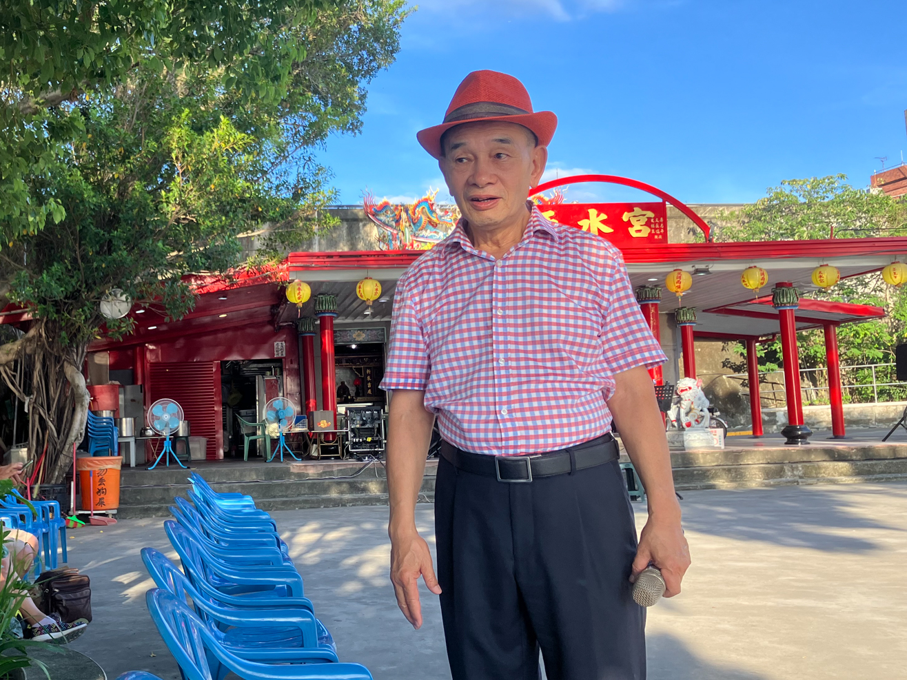 M. Chang Kuo-ching, directeur de la troupe des chanteurs joyeux 快樂歌手樂團 à Dadaocheng, qui se présente comme artiste de rue, chante pour le public depuis 10 ans, alors qu'il a plus de 70 ans ! (photo : Sasa)