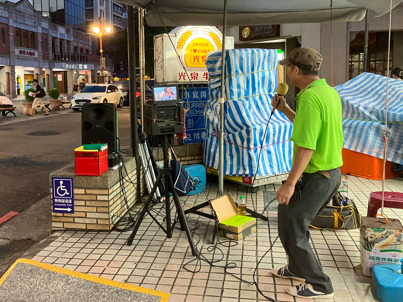 Un chanteur de karaoké dans la rue à Taipei ! (photo : Sasa)