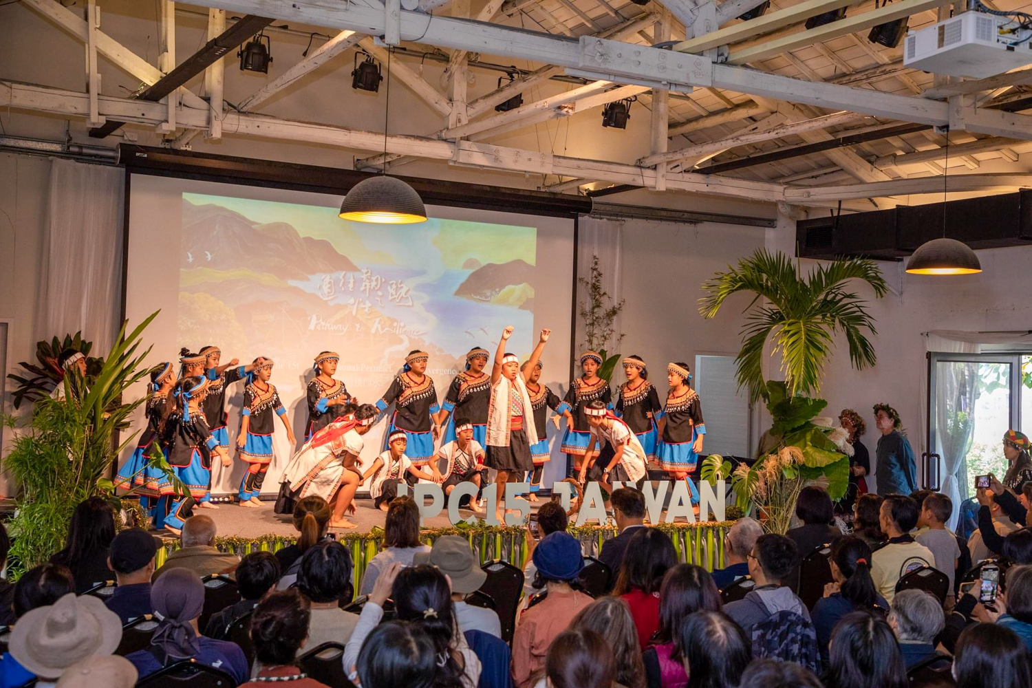 Des élèves d'une école Bunun ont chanté lors de l'ouverture de la conférence (photo : Sasa)