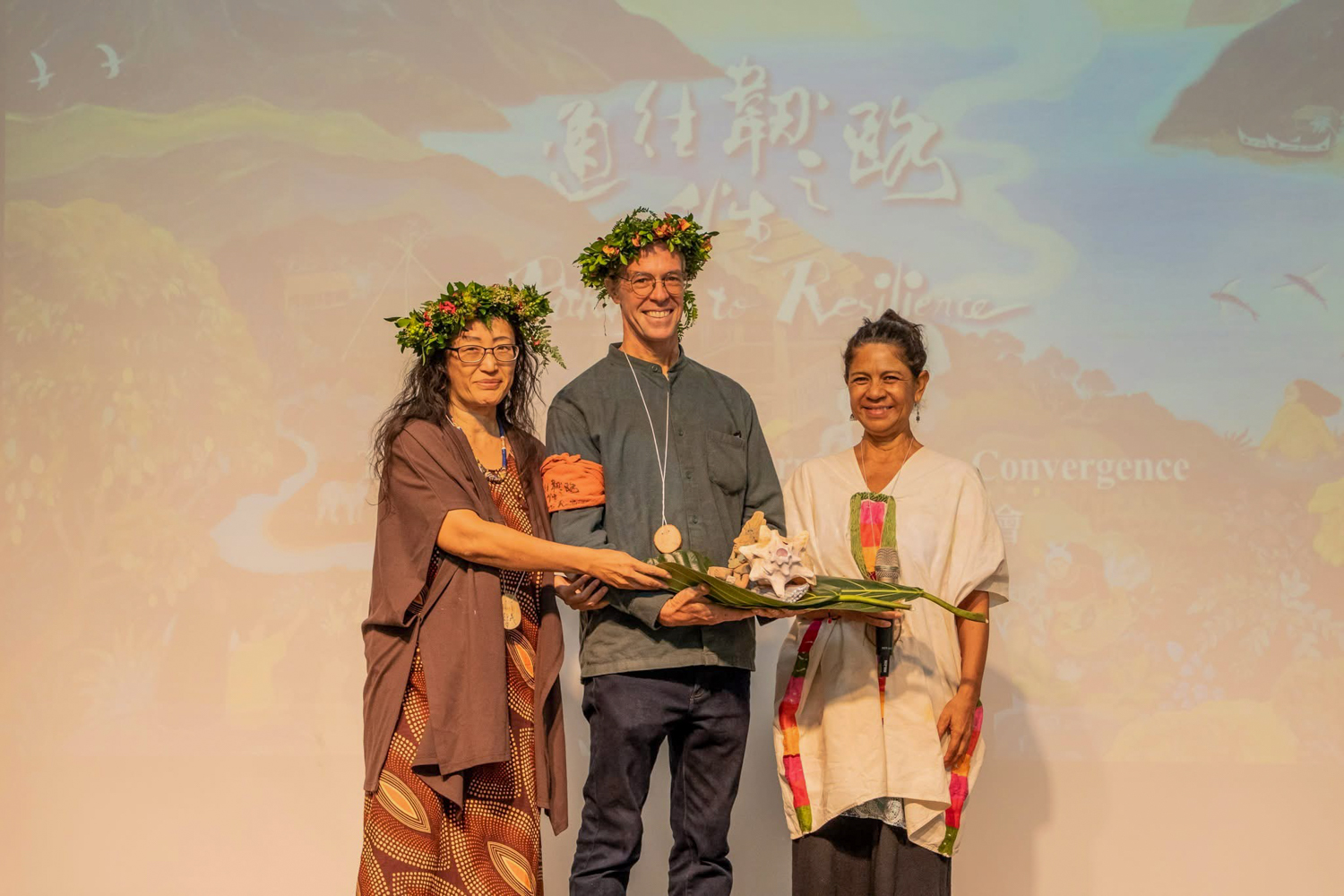 Peter et Hui-yi d'Earth Passengers, organisateurs de l'IPC 2024, avec l'organisatrice de la précédent IPC en 2022 en Argentine (photo : Sasa)
