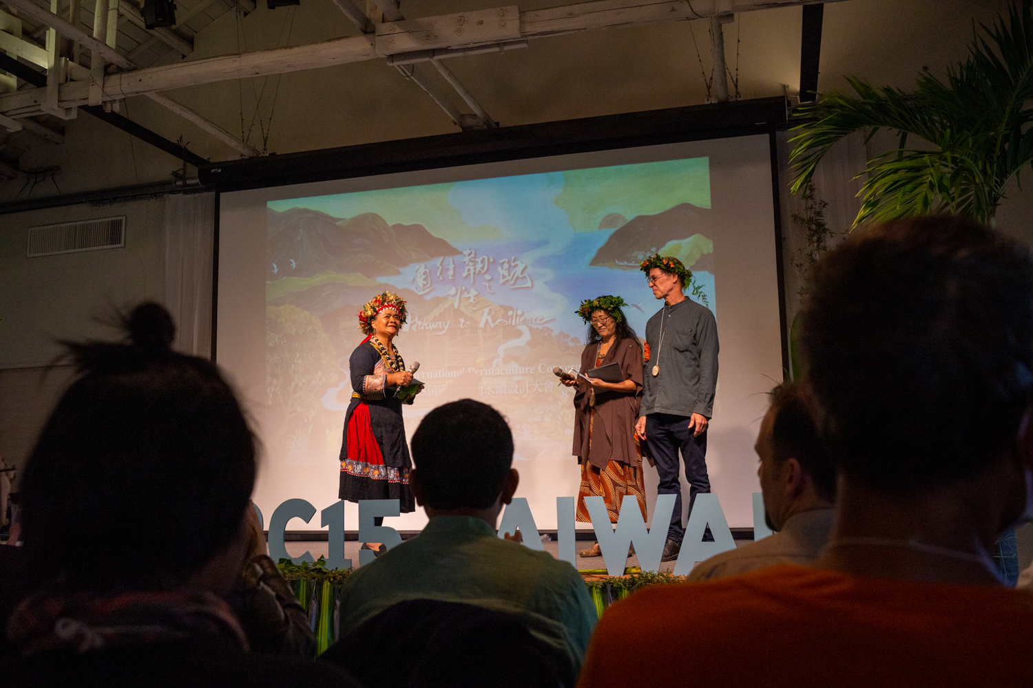 Lily, du village de Taromak, et Hui-yi, Peter, fondateurs du centre de formation en design en permaculture Earth Passengers qui ont organisé l'IPC 2024 (photo : Sasa)