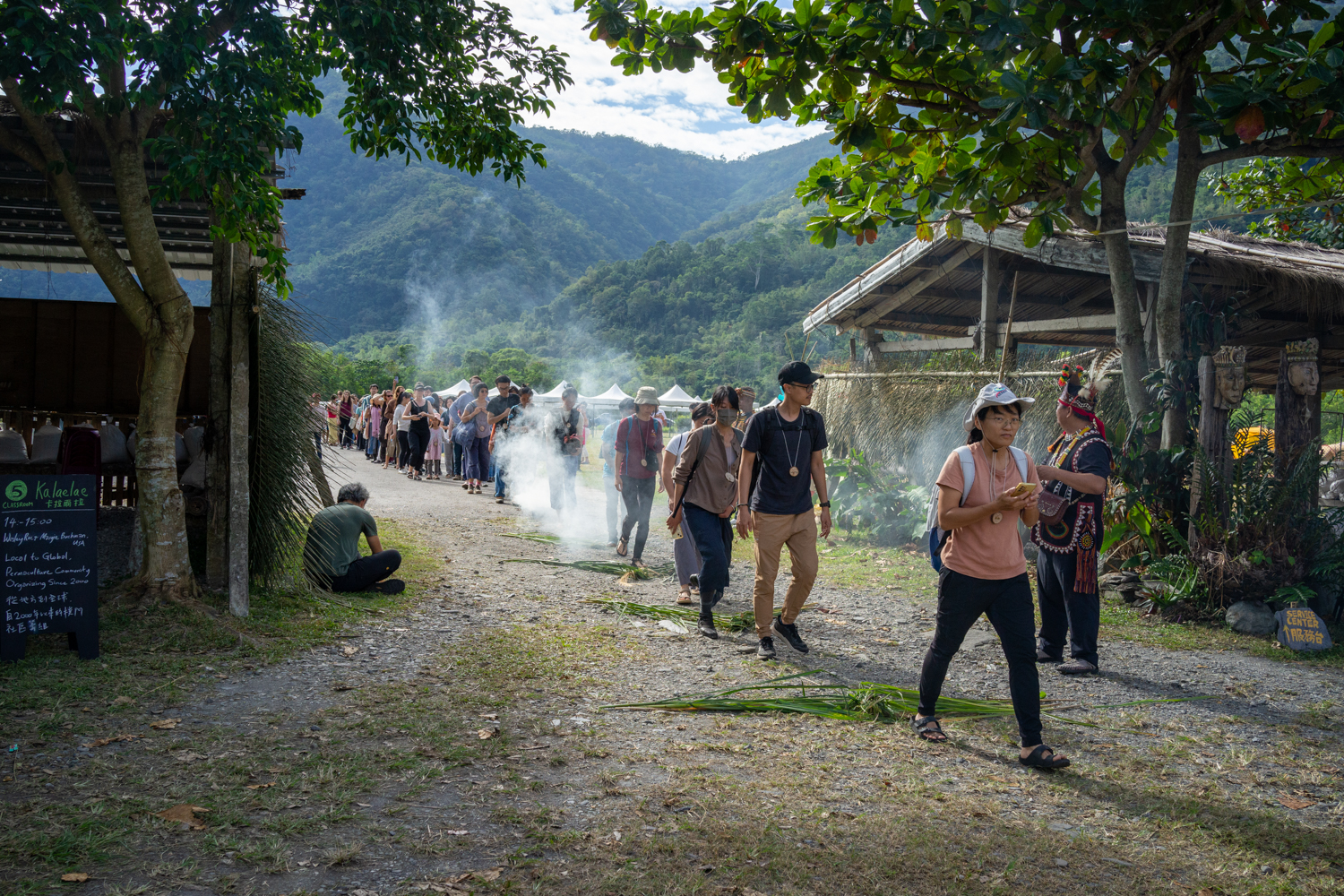 Rituel pour entrer dans le village de Taromak (photo : Sasa)
