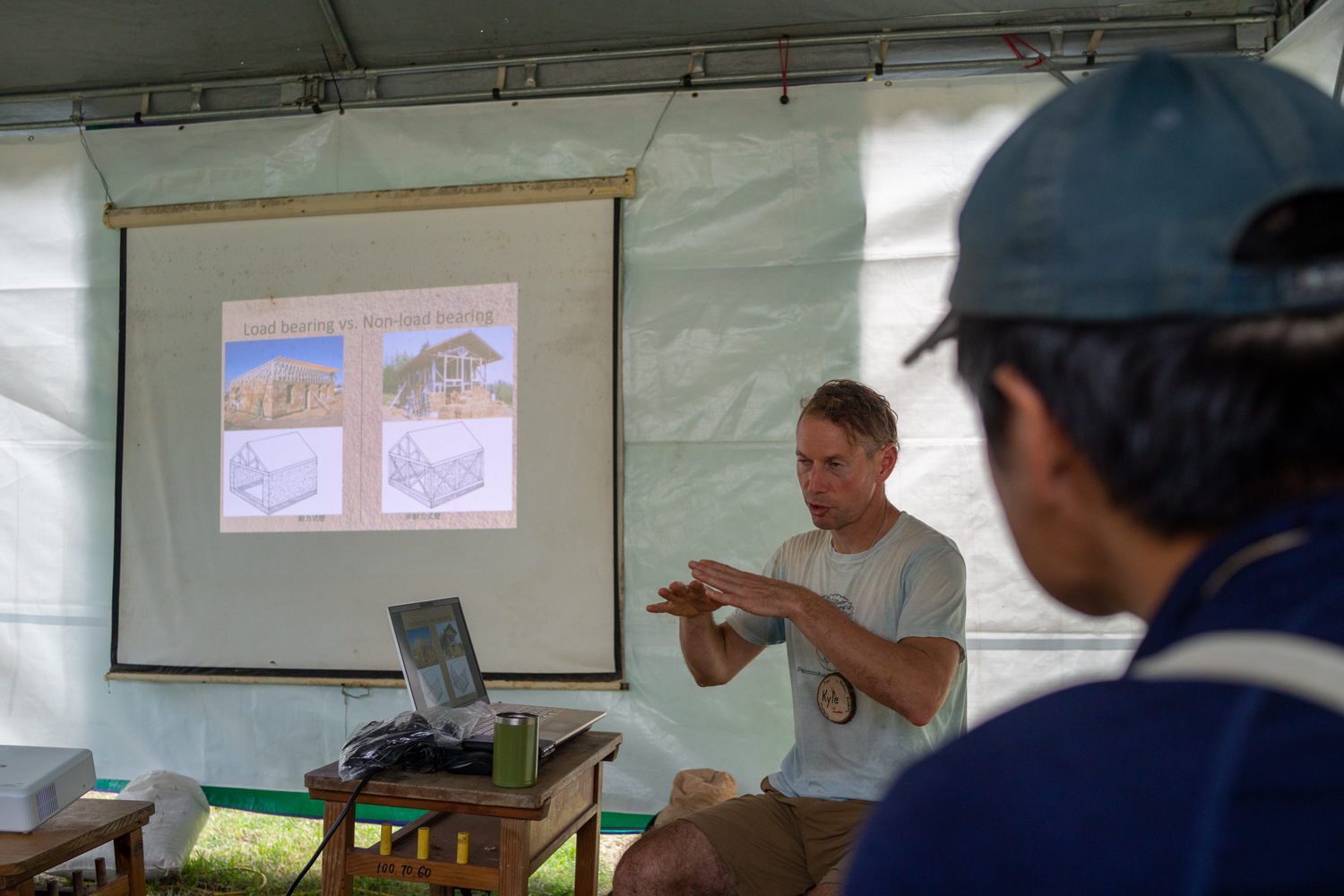 Kyle Holzhueter fait une présentation sur l'architecture vernaculaire japonaise lors de la 15e IPC à Taïwan (photo : Sasa)