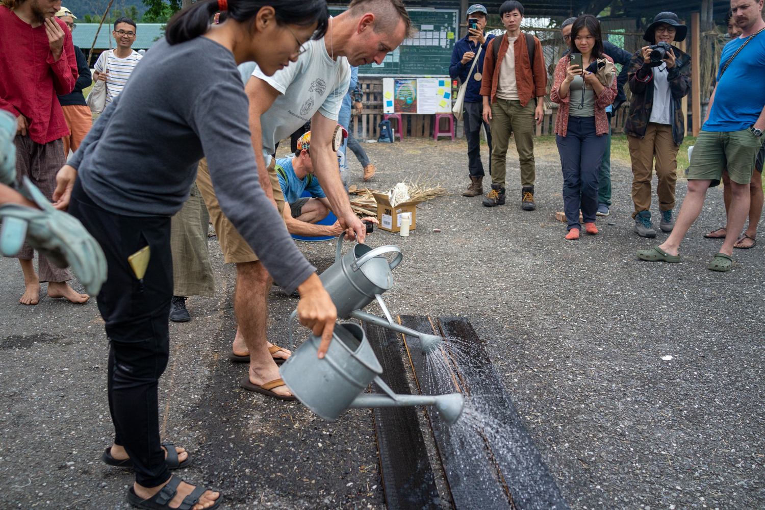 Un petit coup d'arrosage pour refroidir les planches (photo : Sasa)