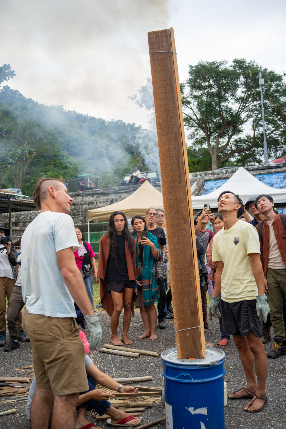 Kyle Holzhueter a animé un atelier yakisugi : technique japonaise de protection du bois en le traitant contre les insectes par carbonisation, ici sur un poêle fusée, rocket stove (photo : Sasa)