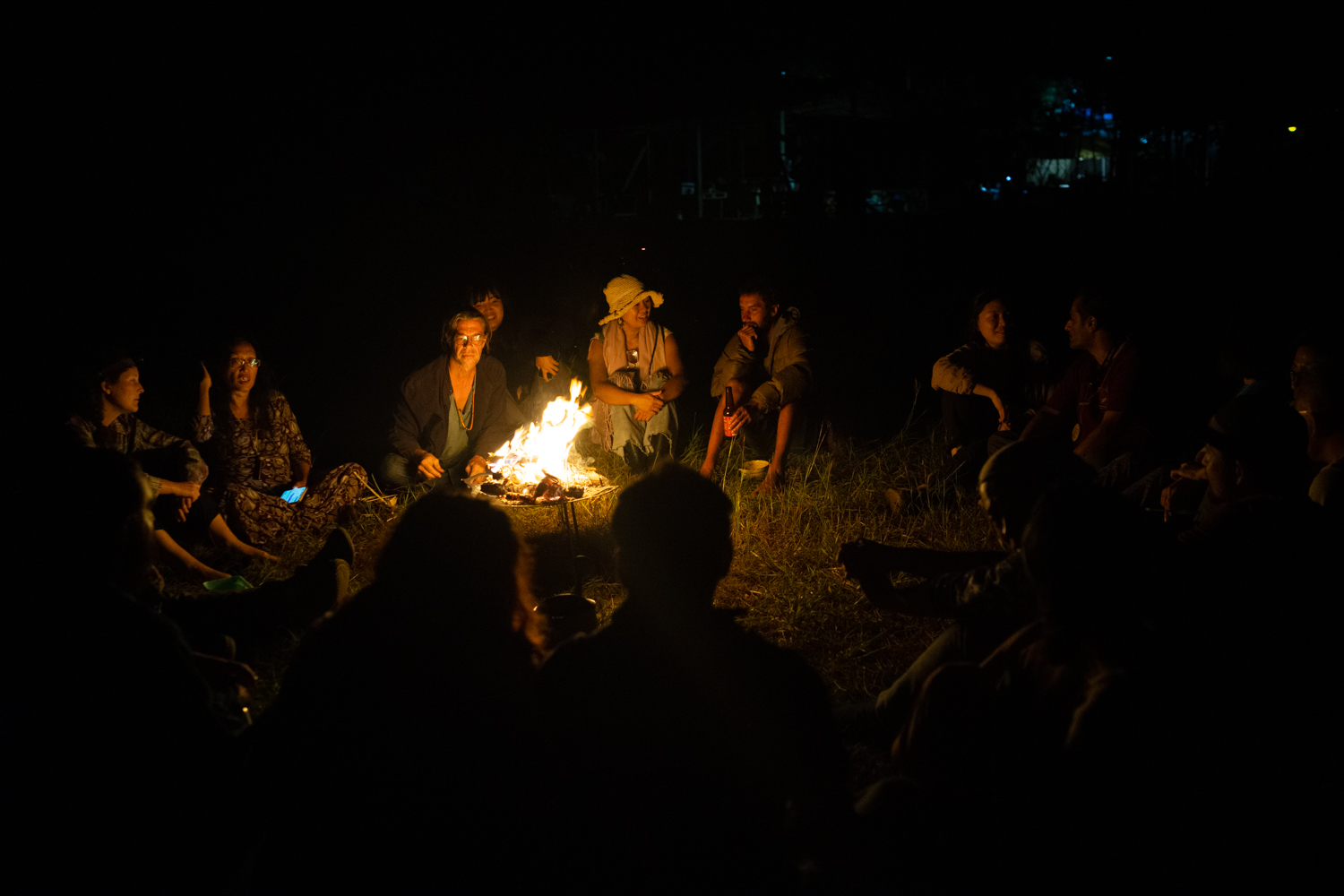 Soirée autour d'un feu de camp (photo : Sasa)