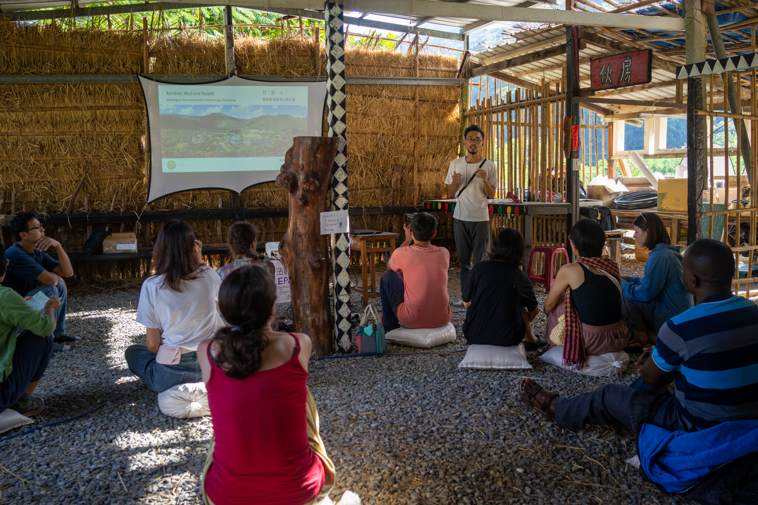 Loky Leung, architecte hongkongais, a présenté le projet ‘Bamboo, Mud and People: Building an Eco-Community in Namchung, Hong Kong‘ (photo : Sasa)