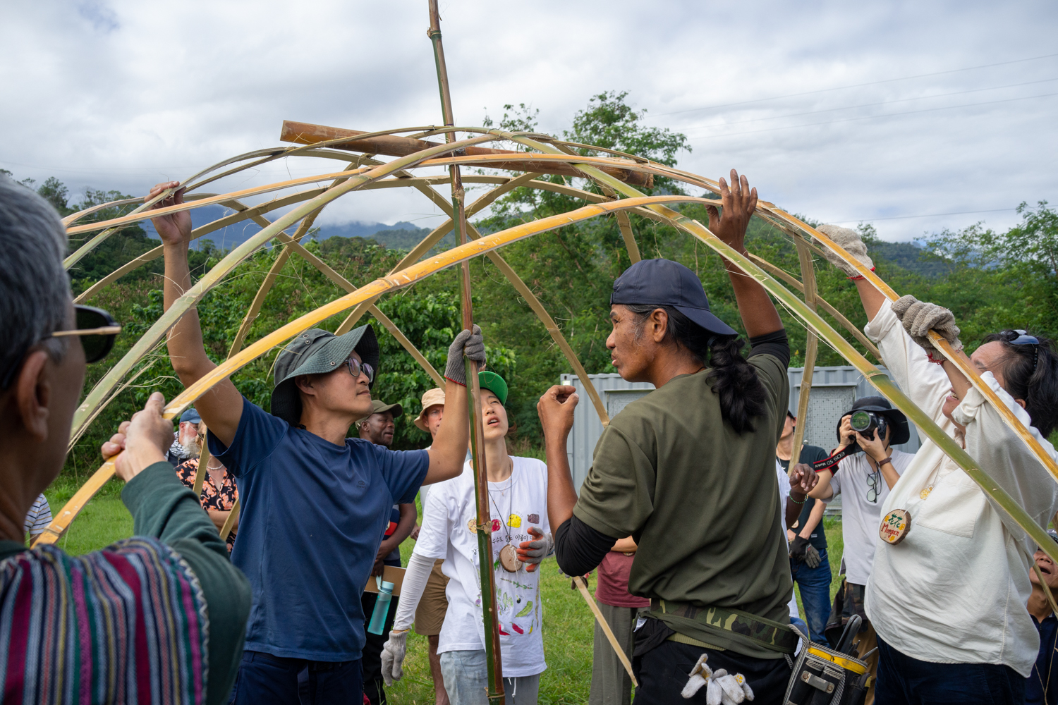 Cette structure peut être mise en place de manière très simple et rapide. Le dôme peut ensuite être recouvert de tissus ou de chaume par exemple (photo : Sasa)