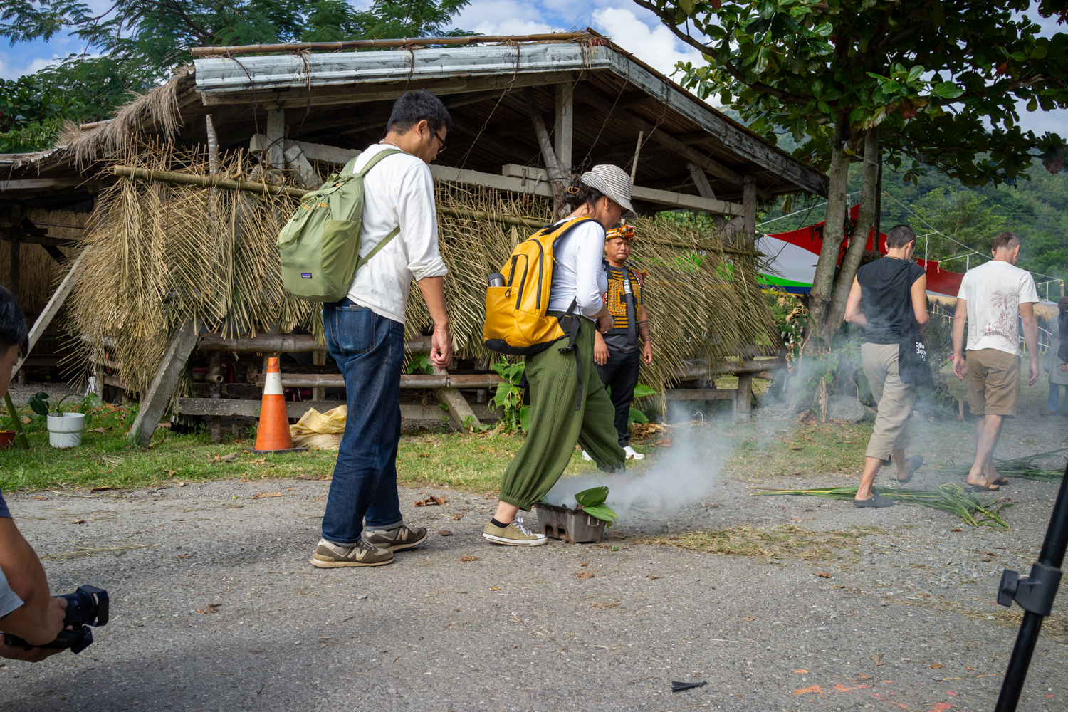 Rituel pour entrer dans le village de Taromak (photo : Sasa)