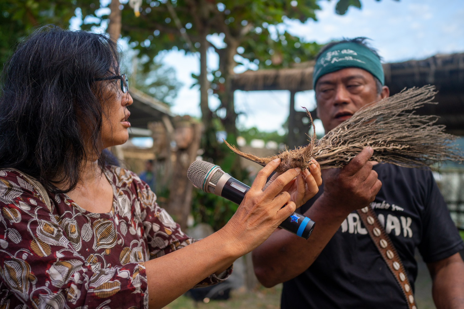 Chiang Hui-yi et Lravorase expliquent les traditions autour des noix de bétel (photo : Sasa)