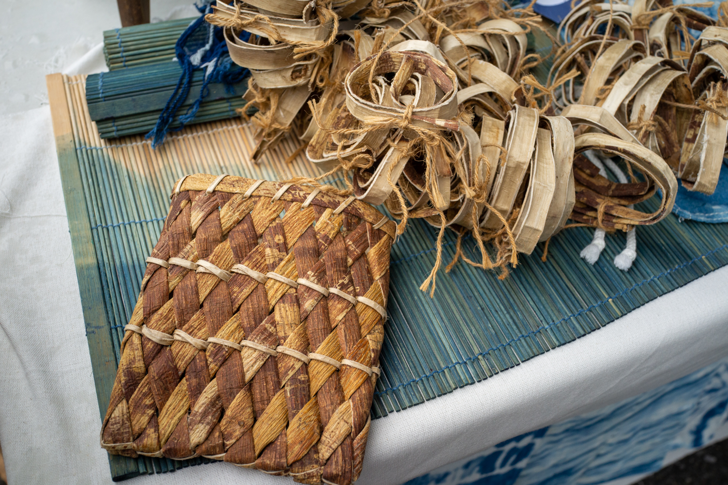Un petit sac fabriqué à partir d'écorce de mûrier de Chine (tapa)
