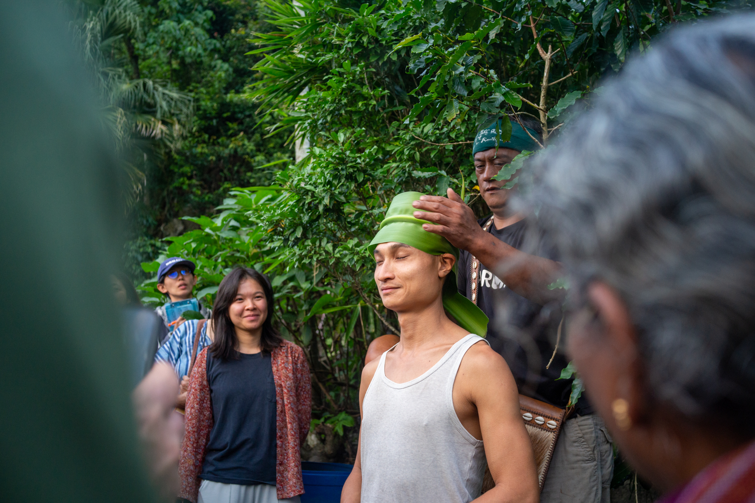 Visite guidée en forêt à la lisière du village avec Lravorase (photo : Sasa)