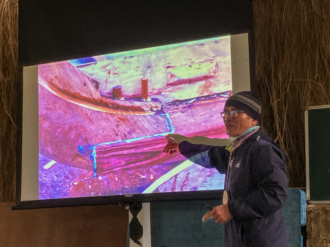 Wang Guiqing présente les traditions Tao de l'île des Orchidées, notamment autour du Tatala, les bateaux traditionnels (photo : Sasa)