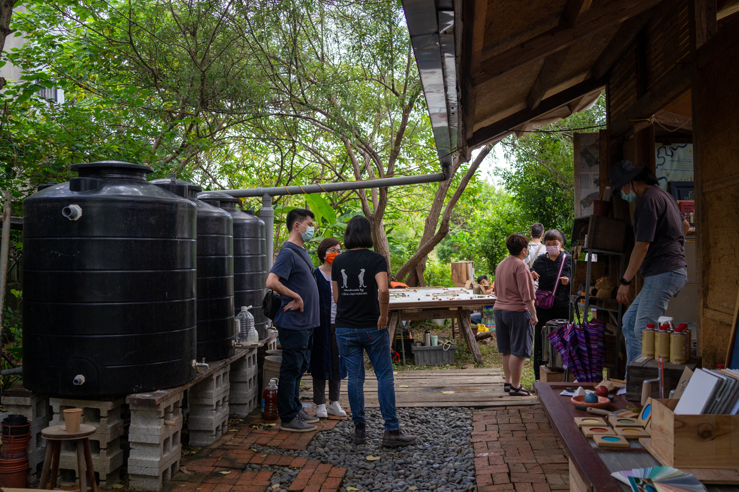 Marché à Worldwide Open Studio à Taoyuan en 2022. On aperçoit le système de récupération des eaux de pluie (photo : Sasa)