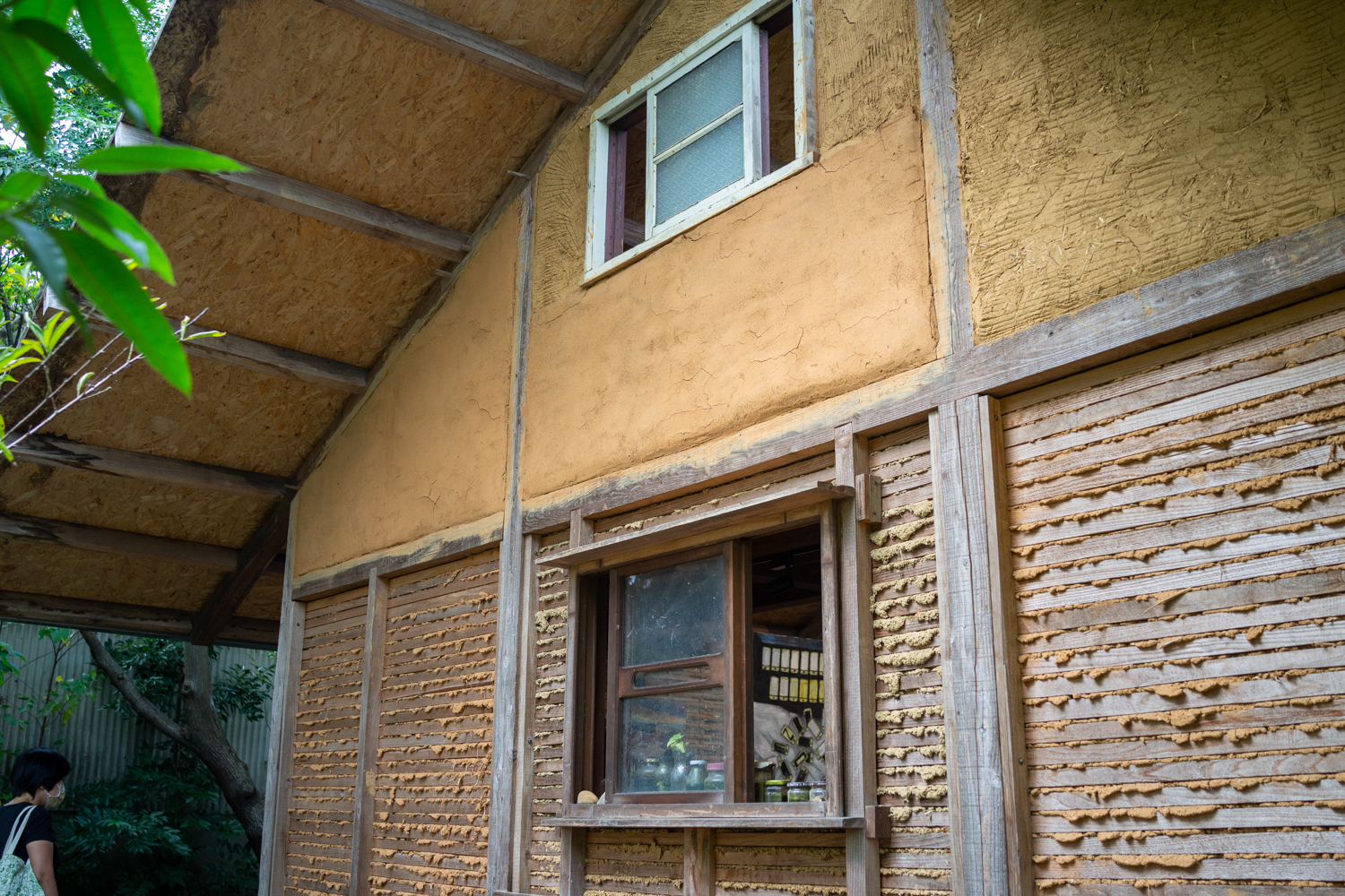 Worldwide Open Studio à Taoyuan en 2022. Les permaculteurs avaient fait une pause dans la construction de la petite maison pour consacrer plus de temps à l'opposition au projet de développement urbain (photo : Sasa)