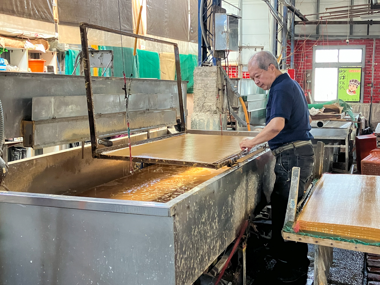 Un artisan réalise une feuille de papier, c'est grâce à son savoir-faire qu'il en maîtrise l'épaisseur, Goang Xing Paper Mill (photo : Sasa)