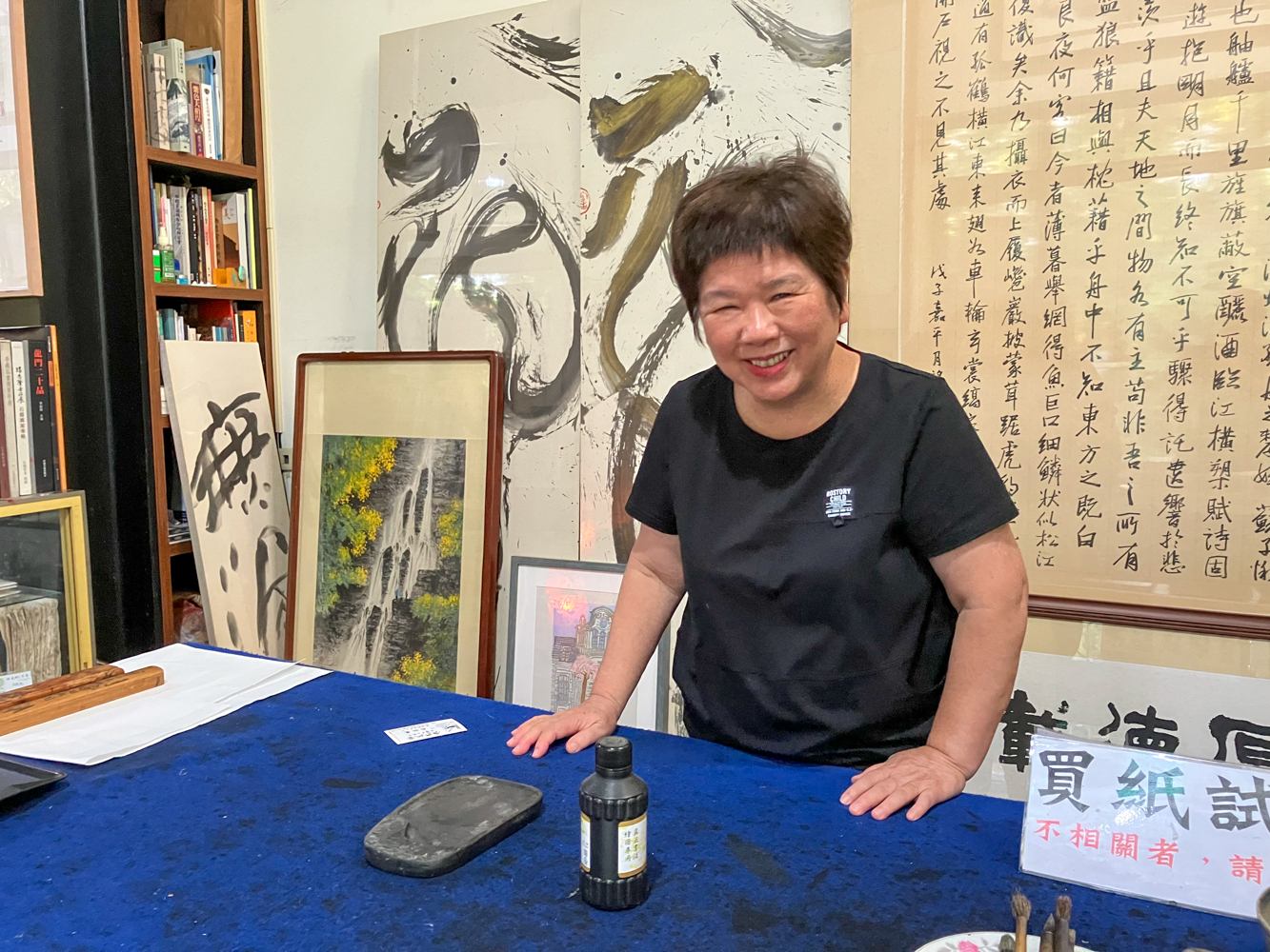 Mme Wu Shu-li dans son magasin pour les artistes, Goang Xing Paper Mill (photo : Sasa)