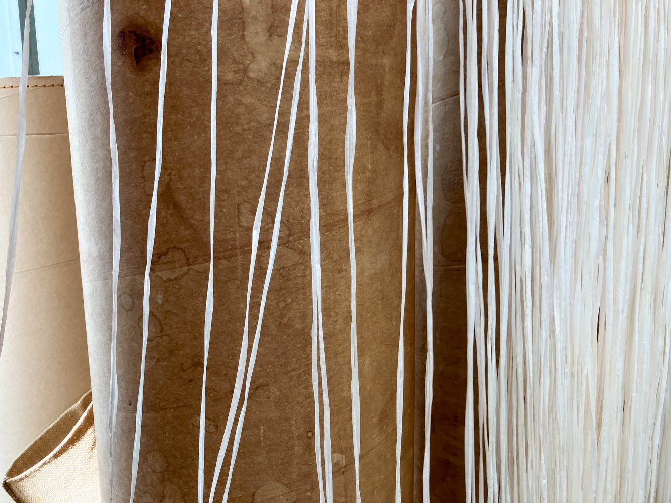 A l'intérieur : rideaux en papier (photo : Sasa)